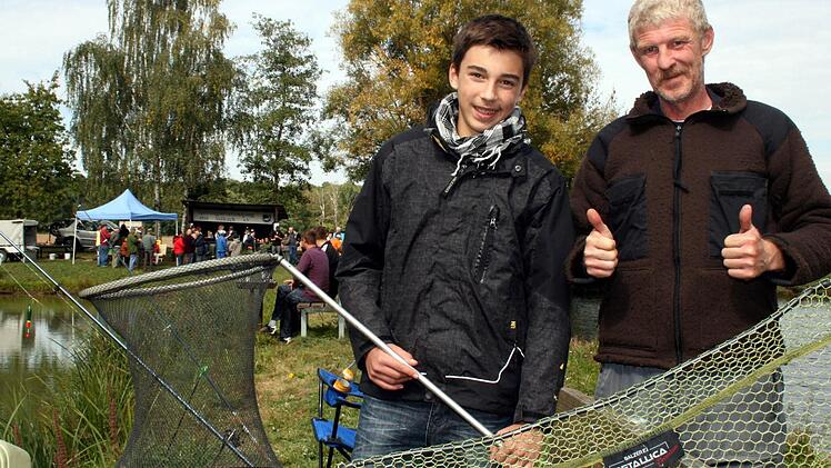Johannes Kraus und Michael Liebenstein hatten beim Königsangeln die dicksten Fische an der Angel.  Foto: Peter Pfannes