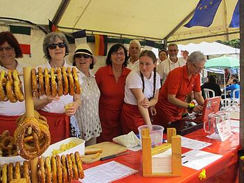 Warten auf den Ansturm der Gäste am Bad Kissinger Stand bei der Kirschenmesse in Vernon. Fotos: Helena Scharf