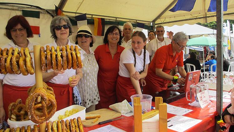 Warten auf den Ansturm der Gäste am Bad Kissinger Stand bei der Kirschenmesse in Vernon. Fotos: Helena Scharf