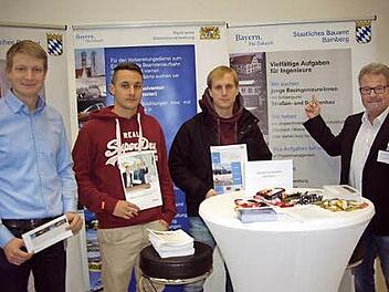 Uwe Zeuschel (rechts) und Daniel Zeuner (links) vom Staatlichen Bauamt Bamberg informieren die beiden Studenten Percy Dull aus Schottenstein (Zweiter von links) und Sebastian Scheckel aus Coburg (Dritter von links) über ihre Behörde. Foto: Weidner