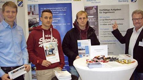 Uwe Zeuschel (rechts) und Daniel Zeuner (links) vom Staatlichen Bauamt Bamberg informieren die beiden Studenten Percy Dull aus Schottenstein (Zweiter von links) und Sebastian Scheckel aus Coburg (Dritter von links) über ihre Behörde. Foto: Weidner