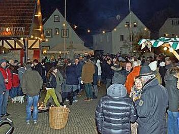 Das Dorfzentrum bietet den Rahmen für den Weihnachtsmarkt.  Foto: gg