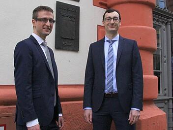 Johannes Haslauer (links) hat Coburg in Richtung Bamberg verlassen. Seit Dienstag leitet Alexander Wolz nun offiziell das Coburger Staatsarchiv in der Herrngasse. Foto: Ulrike Nauer