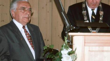 Anton Sterzl bekam 1997 die Bürgermedaille in Gold durch den Waischenfelder Bürgermeister Hans Schweßinger verliehen.