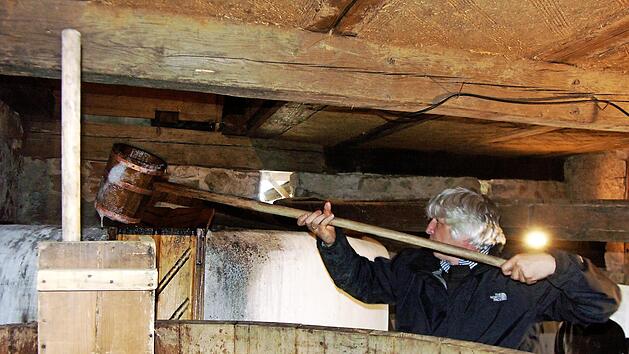 Die Arbeit der "Pumpaufs" beim Bierbrauen ist anstrengend, denn wie hier im kleinen Hofbrauhaus aus Kraisdorf im Fr&auml;nkischen Freilandmuseum ist alles noch reine Handarbeit. Foto: Ute Rauschenbach