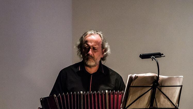 Faszinierende Kombination: Gemeinsam mit dem Bandoneon-Virtuosen Kostas Raptis musizierte das Flex Ensemble in Coburg. Zur Musik präsentierte Tosh Leykum Video-Sequenzen.Foto: Jochen Berger