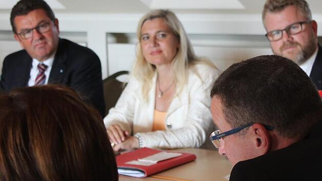 Schausteller Raimund Meister (vorne rechts) spricht mit Wirtschaftsminister Franz Josef Pschierer (hinten von links), Gesundheitsministerin Melanie Huml und Florian Müller vom Hotel- und Gaststättenverband über den Fachkräftemangel, der seine Branche besonders hart treffe. Foto: Markus Klein