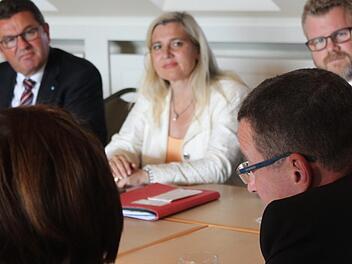 Schausteller Raimund Meister (vorne rechts) spricht mit Wirtschaftsminister Franz Josef Pschierer (hinten von links), Gesundheitsministerin Melanie Huml und Florian Müller vom Hotel- und Gaststättenverband über den Fachkräftemangel, der seine Branche besonders hart treffe. Foto: Markus Klein