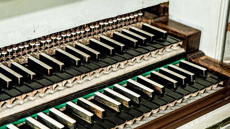 Annerose Röder gestaltete ein Konzert an der historischen Wiegleb-Orgel in der Schlosskirche von Niederfüllbach.Foto: Jochen Berger