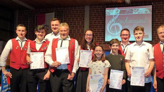 Kreisvorsitzender des Nordbayerischen Musikbundes Horst Sünkel und der Kreisdirigent Christian Stenglein zeichneten dieseMusiker aus (von links): Dirigent Michael Stettner, Nick Birkner, Kreisdirigent Christian Stenglein, Johannes und Ina Hennemann, Jule Tischler, Pablo Hüttner, Kreisvorstand Horst Sünkel, Marco Hofmann und erster Vorsitzender Oswald Kremer.  Foto: Stefan Motschenbacher