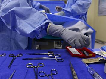 Am Dienstag musste eine Frau nach einer Schönheitsoperation ins Klinikum gebracht werden. Wegen ihres rätselhaften Todes wird nun ermittelt. Symbolbild: pixabay.com/skeeze