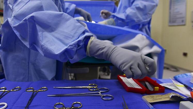 Am Dienstag musste eine Frau nach einer Schönheitsoperation ins Klinikum gebracht werden. Wegen ihres rätselhaften Todes wird nun ermittelt. Symbolbild: pixabay.com/skeeze