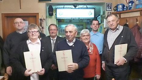 Das Bild zeigt von links Präses Sven Raube, Carol Jakob (25 Jahre), Vorsitzenden Friedrich Jakob (40), Helmut Altmann (50), Mathilde Hutzl, Markus Baier und Josef Hanna (25 Jahre).  Foto: Bernd Jakob