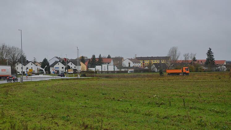 Zwischen Stadtrand von Herzogenaurach und Nordumgehung entsteht das Entwicklungsgebiet Reihenzach. Angrenzend zur bestehenden Wohnbebauung soll eine Kindertagesstätte errichtet werden, die im Rathaus-Jargon "Montessori 2" genannt wird. Dort soll auf einer städtischen Fläche auch das Container-Provisorium entstehen.  Fotos: Bernhard Panzer