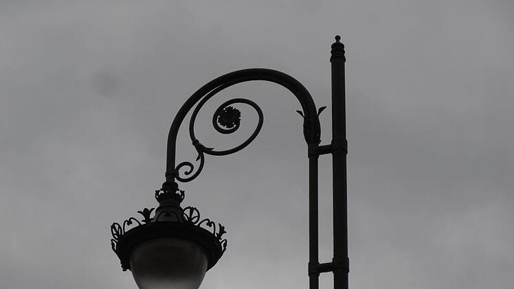 Laternen mit Krönchen - Filigran und verspielt, nach historischem  Vorbild so sehen die neuen Leuchten im Staatsbad aus. Foto: Marion Eckert