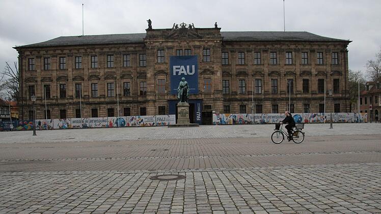 Ausgangsbeschränkung wegen des Coronavirus  in Erlangen: der  Schlossplatz. Foto: Christian Bauriedel