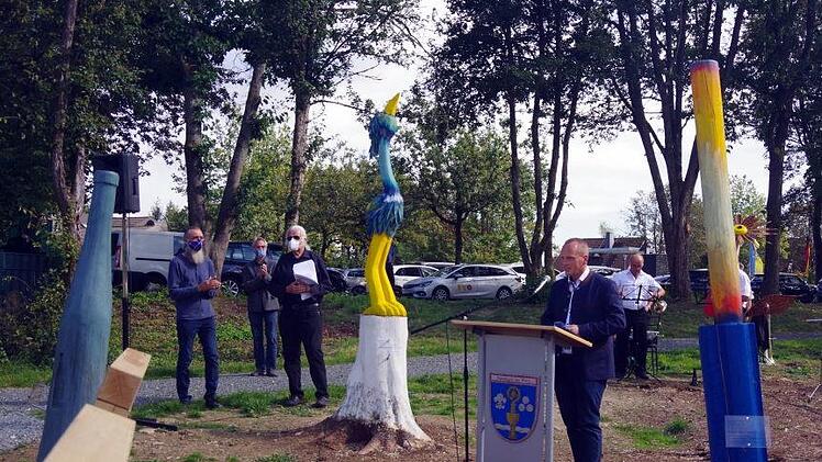B&uuml;rgermeister Thomas L&ouml;ffler (rechts) freute sich mit (von links) den Holzbildhauern Walter Busch und Michael Steigerwald sowie Kultur-Organisator Ingo Cesaro &uuml;ber das gute Gelingen des "Kunst-Parks am Rennsteig". Foto: Heike Sch&uuml;lein