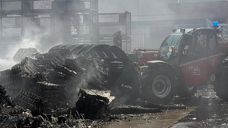 Karlstein: Akkubrand bei E-Auto-Zulieferer fordert Feuerwehr