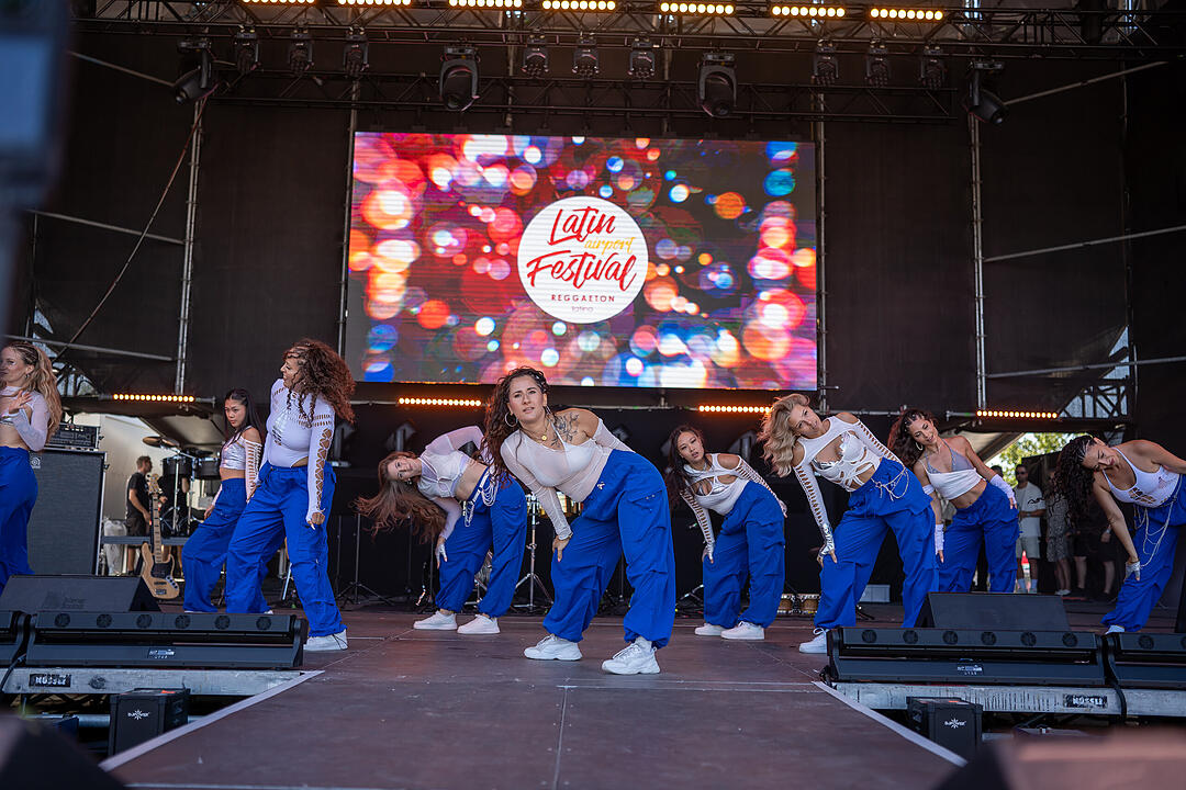 Mit vielen internationalen und nationalen Live-Acts.