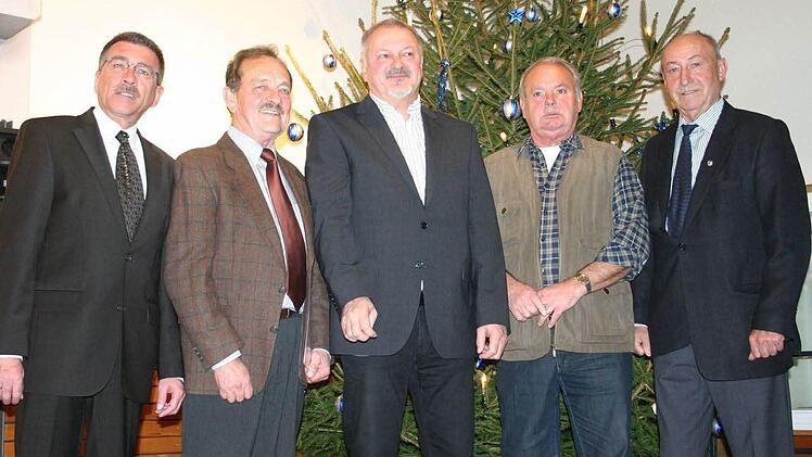 : Der SCM ehrte bei der Weihnachtsfeier am Samstag seine treuen Mitglieder. Im Bild von links: 1. Vorstand Karl-Heinz Kikiernicki, Ehrenrat Günther Knöchel, Frank Amberger, Manfred Wanner und Ehrenvorsitzender Gerhard Weigand.Foto: Th. Meyer