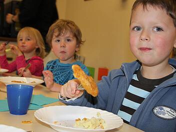 Ob in Delfin- oder Seesternform, Frank verputzt den Fisch im Nu. Auch Joschi und Ida lassen es sich schmecken. Fotos: Ulrike Müller