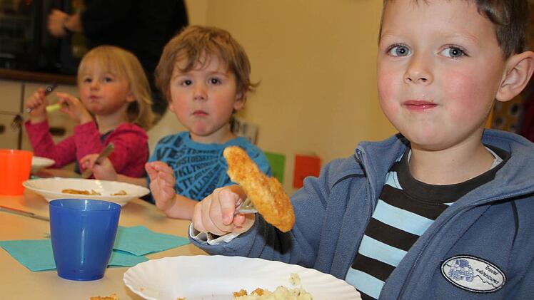 Ob in Delfin- oder Seesternform, Frank verputzt den Fisch im Nu. Auch Joschi und Ida lassen es sich schmecken. Fotos: Ulrike Müller