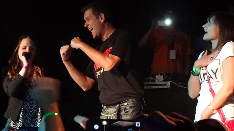 Lavinia und Nadja unterstützen den Entertainer Peter Wackel bei Helene Fischers Hit "Atemlos".