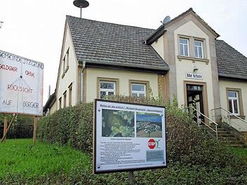 Vor der alten Schule in Welsberg ist der Protest der Windparkgegner gegenwärtig. Innen nutzten am Freitag nur wenige Bürger die offene Bürgersprechstunde von Green City Energy, um gezielt nach Details des Projekts zu fragen. Foto: Bettina Knauth