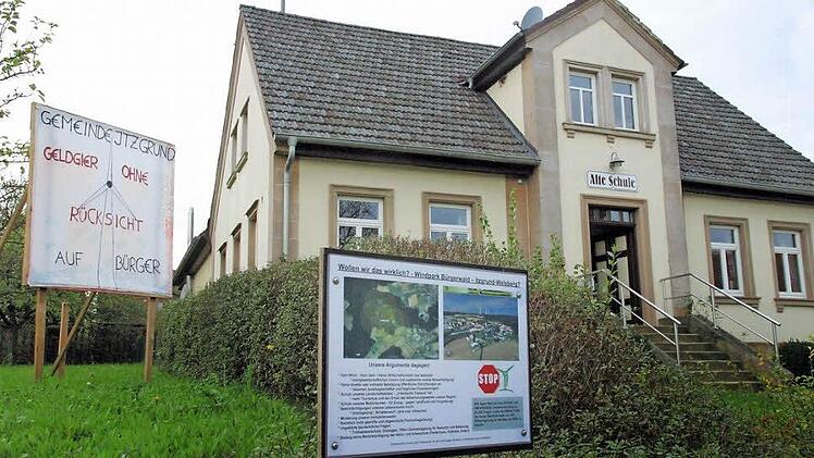 Vor der alten Schule in Welsberg ist der Protest der Windparkgegner gegenwärtig. Innen nutzten am Freitag nur wenige Bürger die offene Bürgersprechstunde von Green City Energy, um gezielt nach Details des Projekts zu fragen. Foto: Bettina Knauth