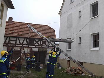 Leiterhebel: Gemeinsam mit den Erwachsenen stellen die Junghelfer der THW-Jugend Bad Staffelstein ihr Können unter Beweis. Foto: THW/Daniel Schell