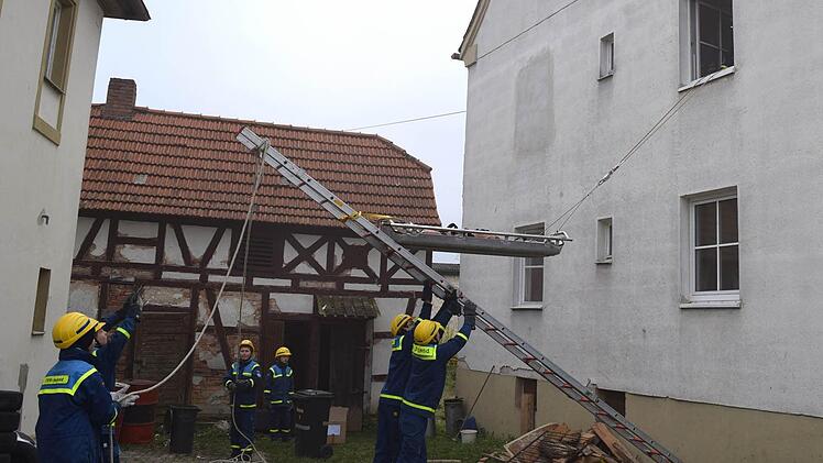 Leiterhebel: Gemeinsam mit den Erwachsenen stellen die Junghelfer der THW-Jugend Bad Staffelstein ihr Können unter Beweis. Foto: THW/Daniel Schell