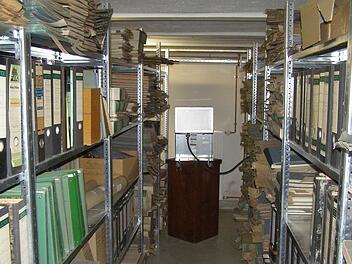 Ein Luftentfeuchter sorgt im Gemeindearchiv im Rathaus dafür, dass nicht noch mehr Akten beschädigt werden. Im Januar zieht das Archiv ins Feuerwehrhaus um. Foto: Wolfgang Saam