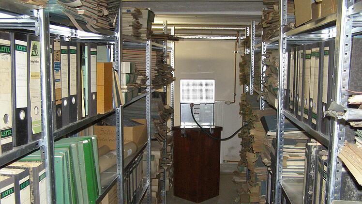 Ein Luftentfeuchter sorgt im Gemeindearchiv im Rathaus dafür, dass nicht noch mehr Akten beschädigt werden. Im Januar zieht das Archiv ins Feuerwehrhaus um. Foto: Wolfgang Saam