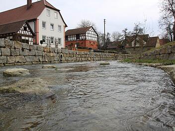 Eigentlich bietet sich der mustergültig sanierte Ortskern von Horsdorf für einen "Tag der offenen Gartentür" an - im Bild der vor kurzem neu angelegte Wasserspielplatz an der Lauter. Weil sich die meisten Horsdorfer aber von der Planung überfahren fühlen, wählten sie einen neuen Vorstand des Obst- und Gartenbauvereins. Foto: Matthias Einwag