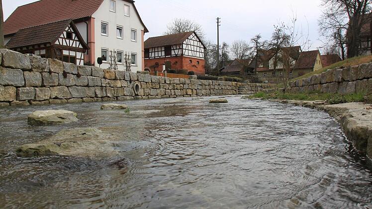 Eigentlich bietet sich der mustergültig sanierte Ortskern von Horsdorf für einen "Tag der offenen Gartentür" an - im Bild der vor kurzem neu angelegte Wasserspielplatz an der Lauter. Weil sich die meisten Horsdorfer aber von der Planung überfahren fühlen, wählten sie einen neuen Vorstand des Obst- und Gartenbauvereins. Foto: Matthias Einwag