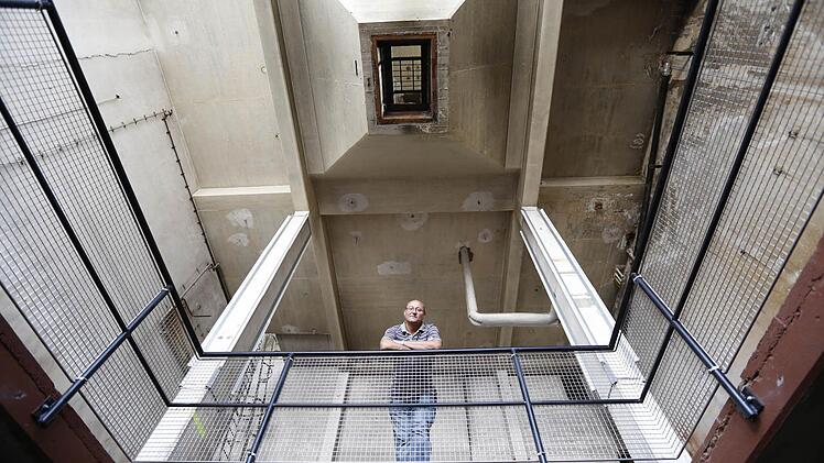 Fred Schrüfer leitete die Arbeiten, mit denen das Kesselhaus in Sachen Brandschutz und Unfallverhütung auf den aktuellen Stand gebracht wurde. Das Gitter rund um einen Schacht ist so eine Maßnahme. Foto: Matthias Hoch
