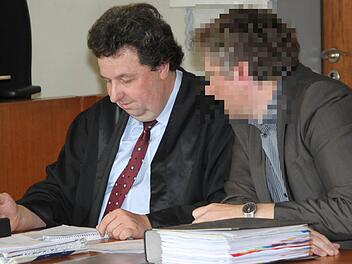 Der Betrugsprozess gegen einen Ex-Anwalt aus Kulmbach vor der Wirtschaftsstrafkammer Hof verzögert sich: Am Dienstag stellten Verteidiger Stephan Scherdel (links) und der Hauptangeklagte weitere vier Beweisanträge.  Foto: Stephan Tiroch