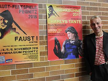 Daniel Leistner in der Hermann-S&ouml;llner-Halle mit den beiden Plakaten f&uuml;r die n&auml;chsten Projekte in Pegnitz und Marktrodach. Foto: Martin Modes