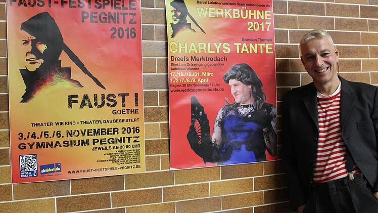 Daniel Leistner in der Hermann-S&ouml;llner-Halle mit den beiden Plakaten f&uuml;r die n&auml;chsten Projekte in Pegnitz und Marktrodach. Foto: Martin Modes