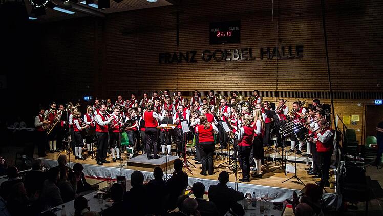 Gerhard Eller leitete das Jugendorchester Rödental beim Weihnachtskonzert der Franz-Goebel-Halle.Foto: Jochen Berger