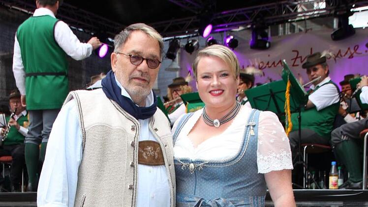 Jessika Graf und Dieter Sigmund haben sich stilecht eingekleidet. Sie stammt aus Alabama, er aus dem Raum Hanau. Beide leben in Italien und sind zu Besuch in Bad Brückenau. Foto: Ulrike Müller