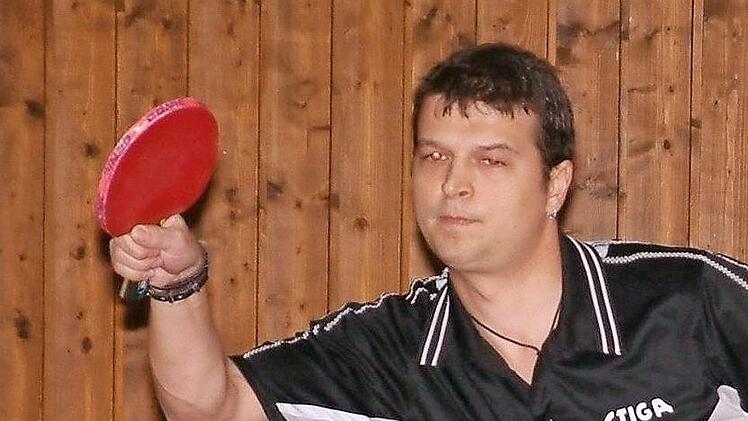 Obwohl Ralf Ebert (Bild) vom SV Friesen gegen die FT Naila seine beiden Einzel und das Eingangsdoppel mit Klaus Wunder gewann, reichte es nur zu einem 8:8-Unentschieden.  Foto: Hans Franz