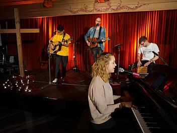 Die erste Zeiträume-Veranstaltung im neuen Jahr war dem Lobpreis gewidmet mit der Daniel Harter (Mitte) und jungen Musikern des College Momentum. Links Jonah Lee, rechts Sebastian Tepper und am Piano Alina Gramsch. Foto: Marion Eckert
