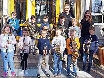 Im März startete erstmals eine Bläserklasse an der Grundschule in Steinbach am Wald. Die Freude darüber ist bei den elf Nachwuchstalenten wie auch (hinten) Musikvereins-Vorsitzenden Ewald Fehn sowie der Referendarin Mareike Peetz groß. Foto: Heike Schülein