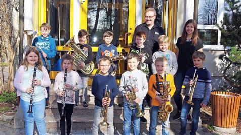 Im März startete erstmals eine Bläserklasse an der Grundschule in Steinbach am Wald. Die Freude darüber ist bei den elf Nachwuchstalenten wie auch (hinten) Musikvereins-Vorsitzenden Ewald Fehn sowie der Referendarin Mareike Peetz groß. Foto: Heike Schülein
