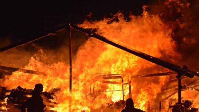 Eine Feldscheune bei Gabolshausen (Landkreis Rhön-Grabfeld) ist am Sonntagabend vollständig niedergebrannt. Foto: Hanns Friedrich