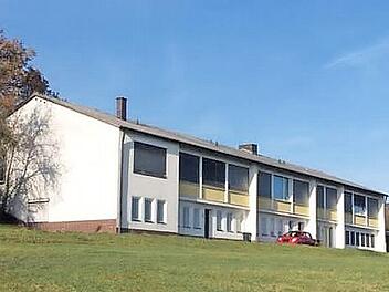 Das ehemals als Schule genutzte Großgarnstadter Gebäude wird für die künftige Nutzung als Kindertagesstätte umgebaut. Foto: Lothar Weidner