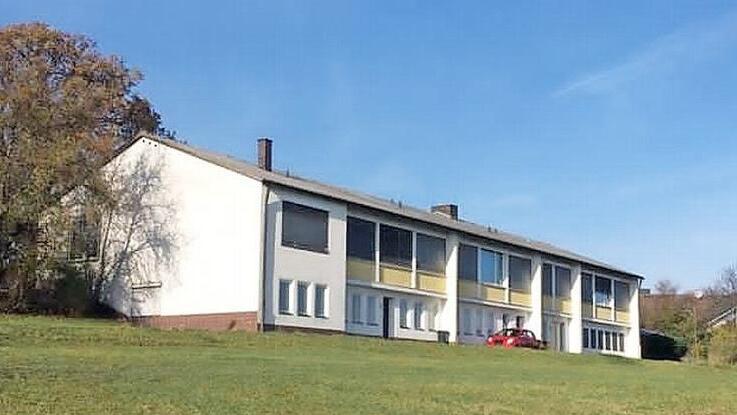 Das ehemals als Schule genutzte Großgarnstadter Gebäude wird für die künftige Nutzung als Kindertagesstätte umgebaut. Foto: Lothar Weidner