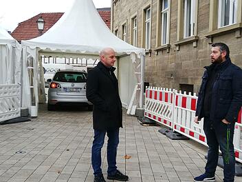 Daniel Michel (rechts) und Bürgermeister Michael Kastl vor der neuen Drive-in-Teststation am Stenayer Platz.