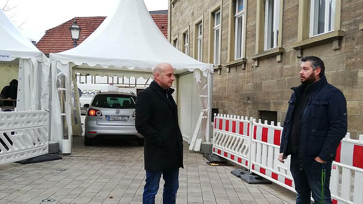 Daniel Michel (rechts) und Bürgermeister Michael Kastl vor der neuen Drive-in-Teststation am Stenayer Platz.